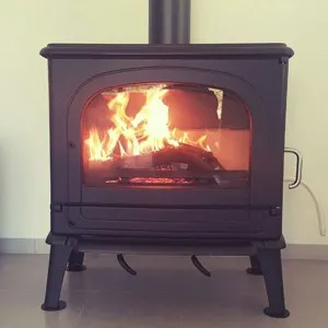 קמין עץ בזמן עבודה והפחתת זיהום אוויר