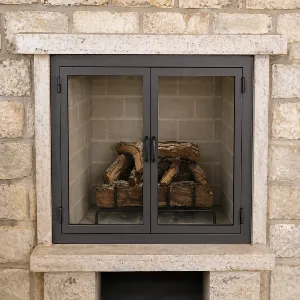 דלת ברזל וזכוכית לאח עצים בנוי עם זכוכית קרמית
