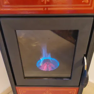 להבה כחולה בקמין נפט המעידה על בעירה תקינה להבה כחולה יציבה בקמין נפט לאחר חימום תקין