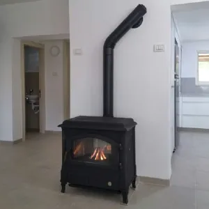 קמין נפט עם ארובה תקינה לאחר שרות לקמין נפט