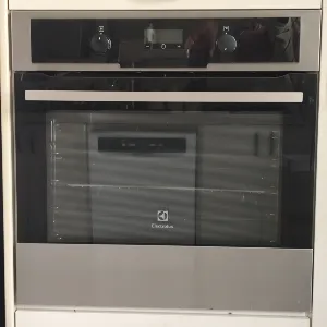 זכוכית לדלת תנור אפייה Electrolux במצב סגור