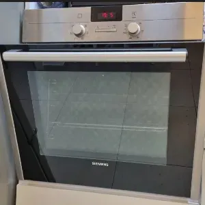זכוכית לדלת תנור אפייה Siemens במצב סגור