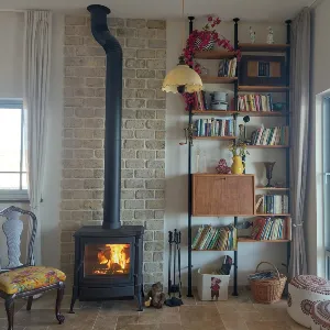 ארובה לקמין עץ בבית עם התקנה פנימית בטיחותית