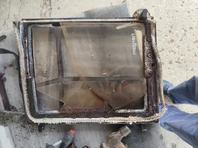 דלת קמין שמאל לפני תיקון והחלפת זכוכית ואטם