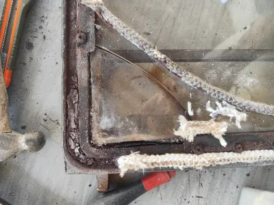 חלודה ואטם שהתנתק ממסגרת הדלת